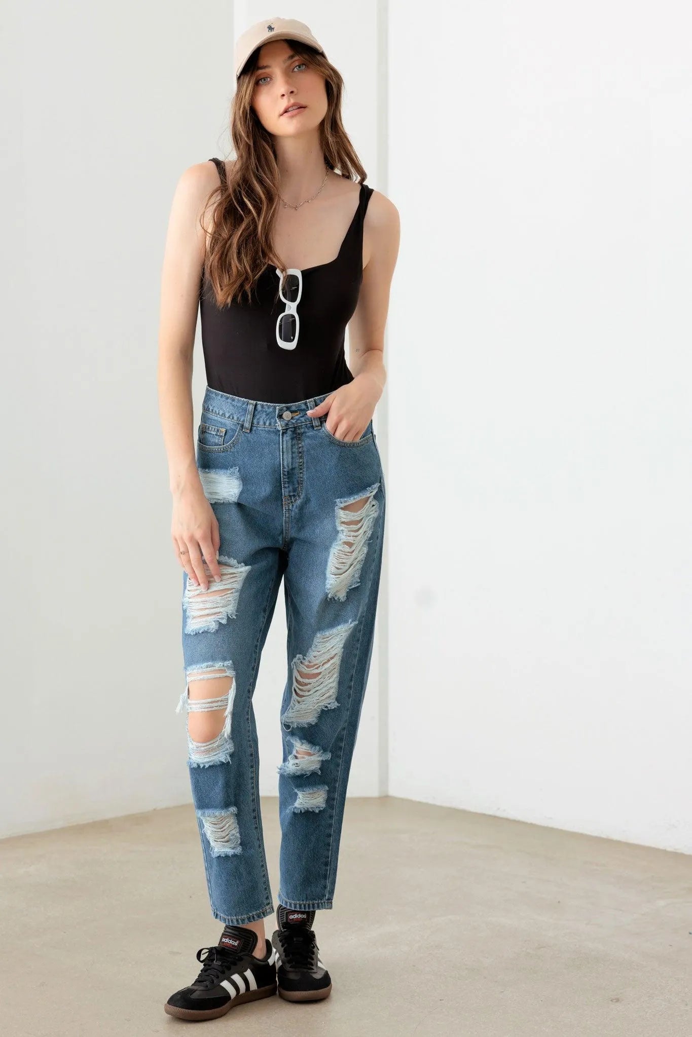 Destroyed High Waist Mom Fit Jeans – Classic Retro Denim