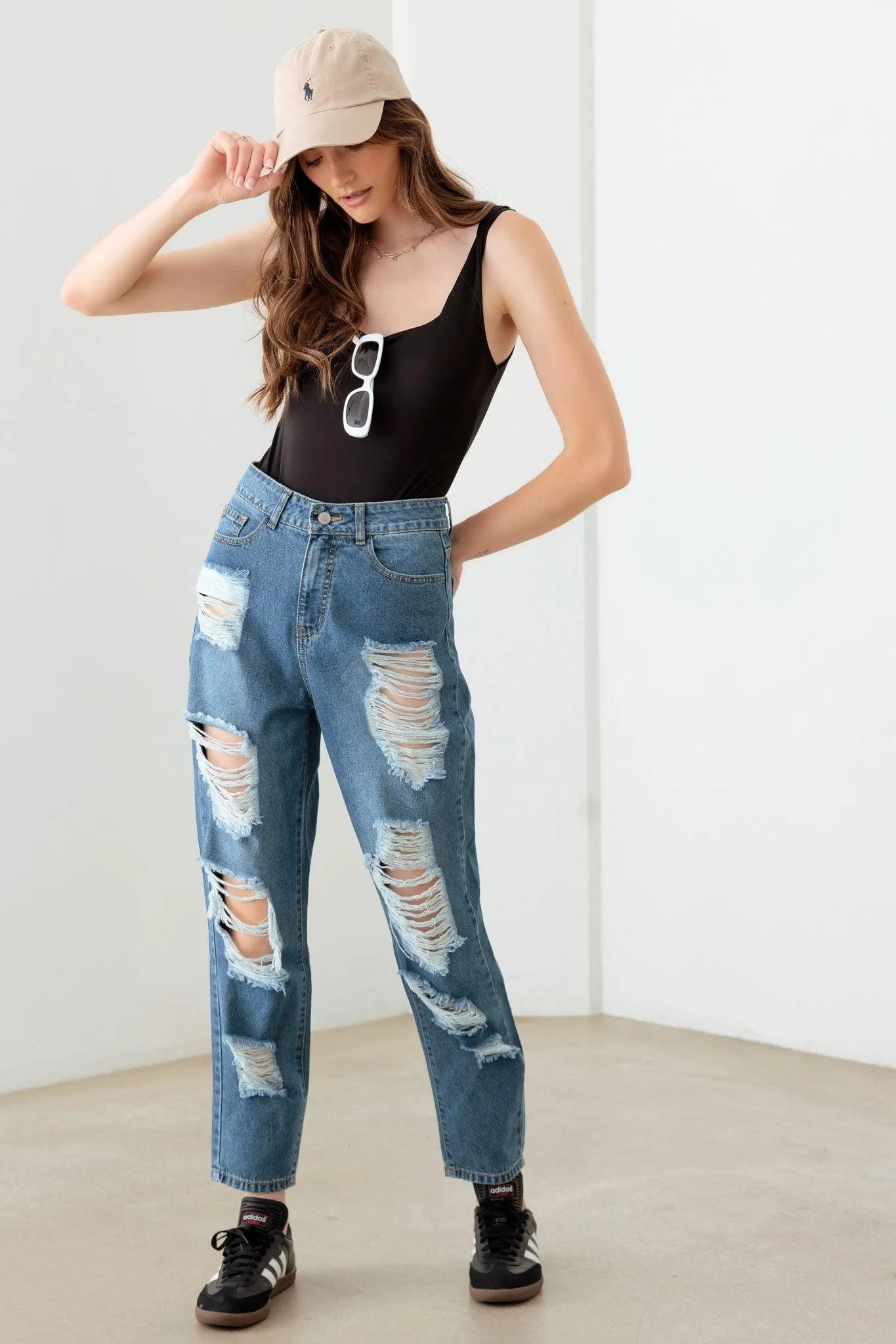 Destroyed High Waist Mom Fit Jeans – Classic Retro Denim