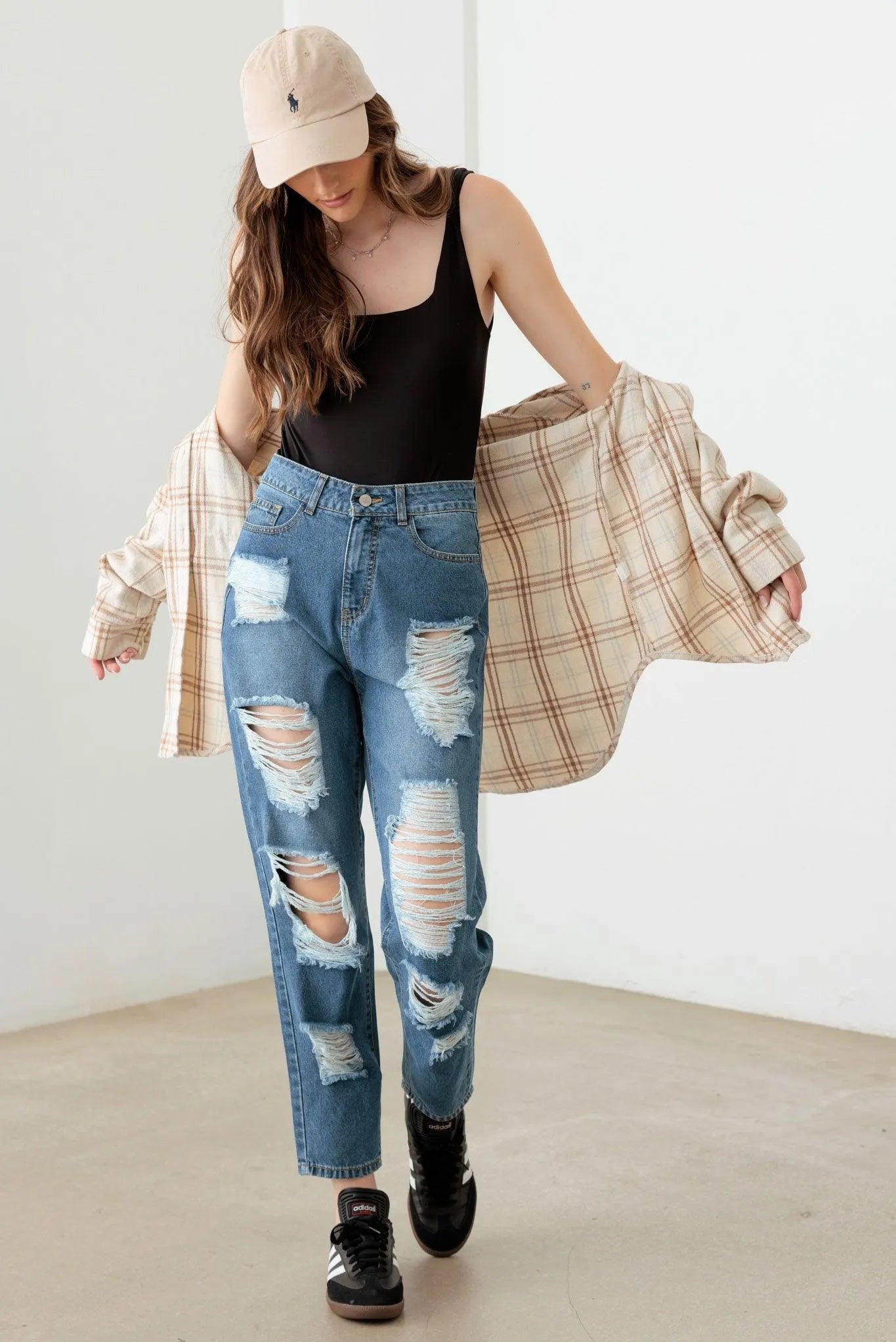 Destroyed High Waist Mom Fit Jeans – Classic Retro Denim