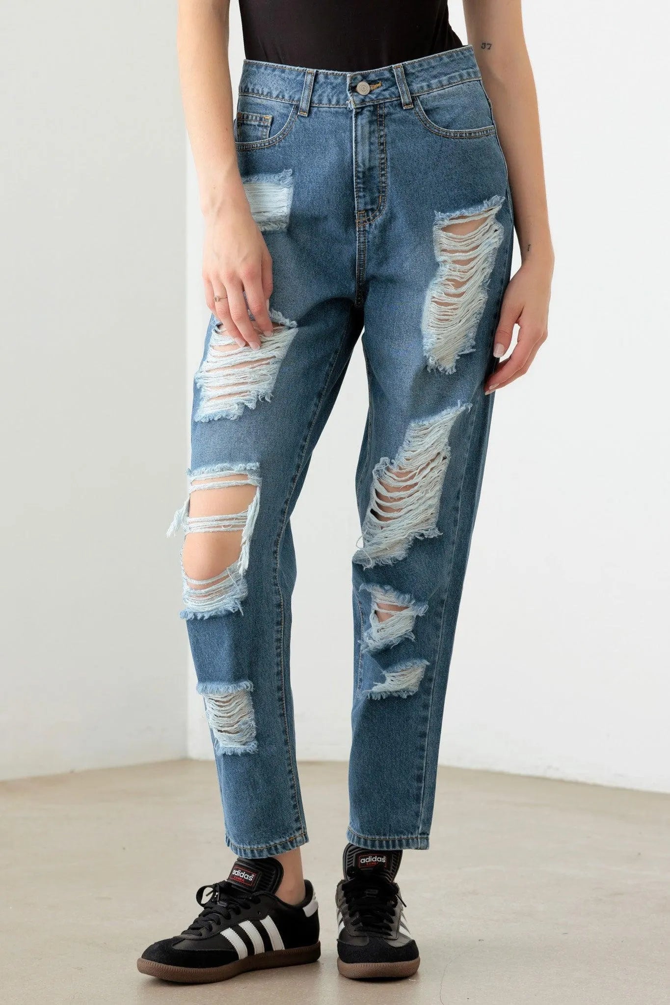 Destroyed High Waist Mom Fit Jeans – Classic Retro Denim