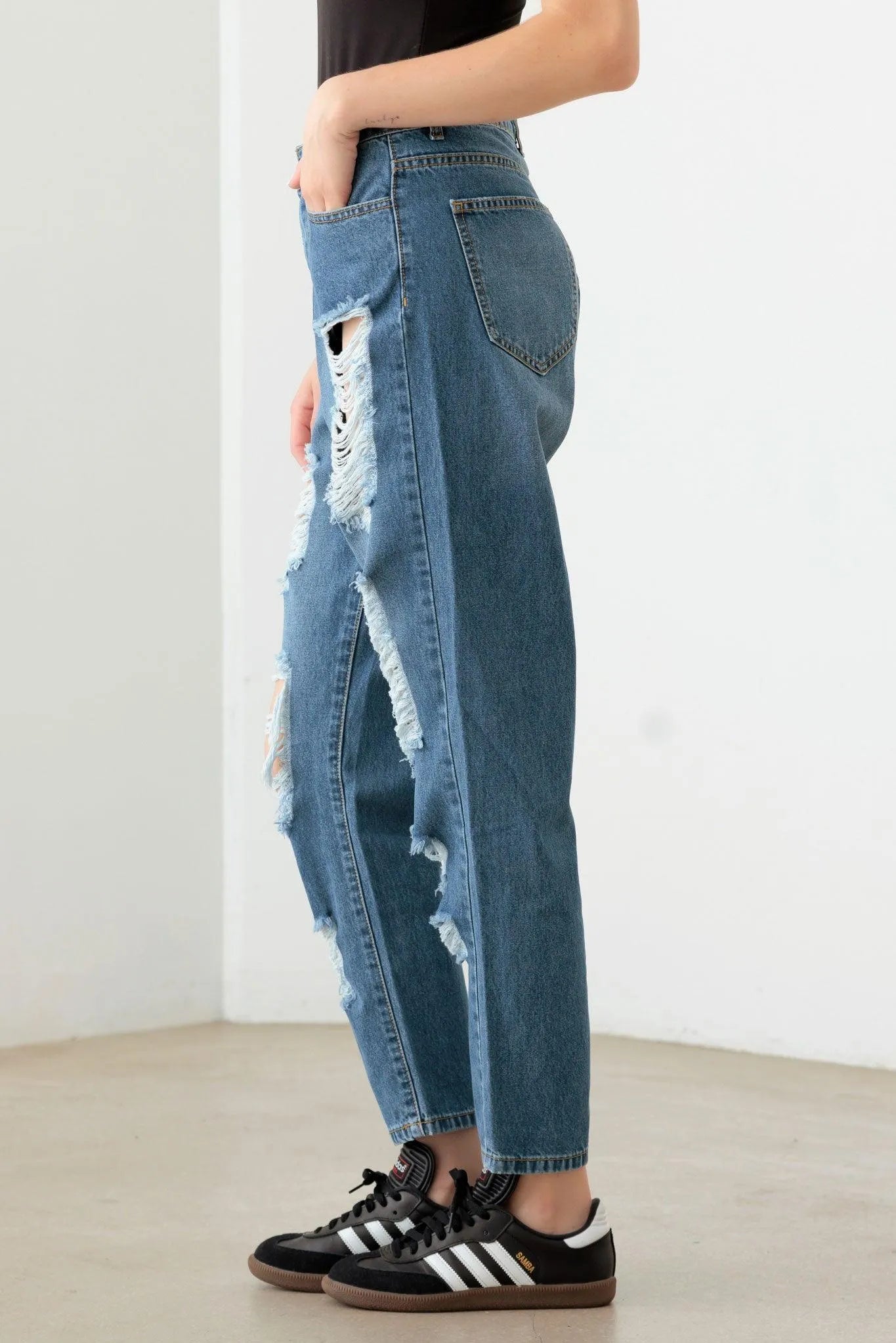 Destroyed High Waist Mom Fit Jeans – Classic Retro Denim