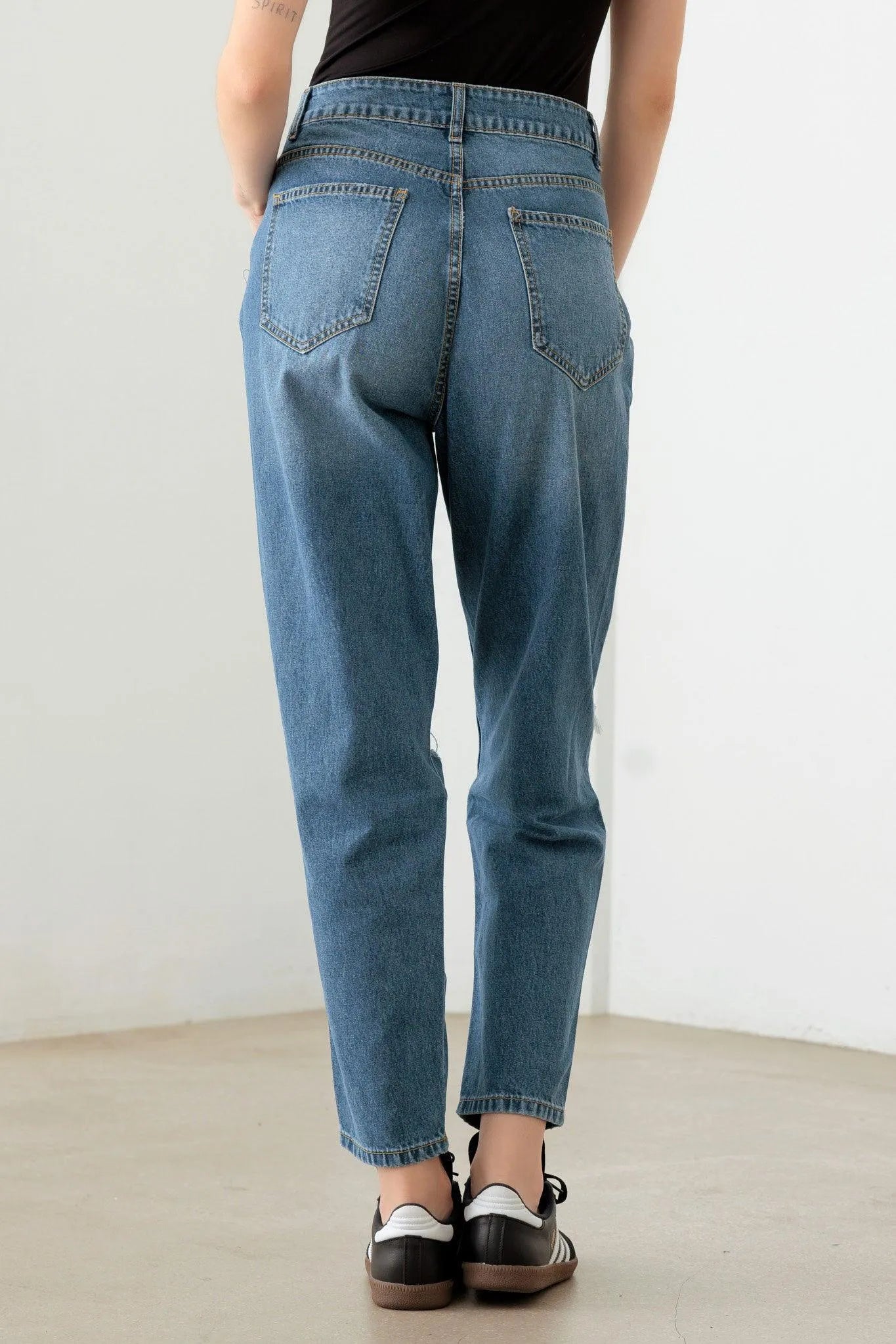 Destroyed High Waist Mom Fit Jeans – Classic Retro Denim